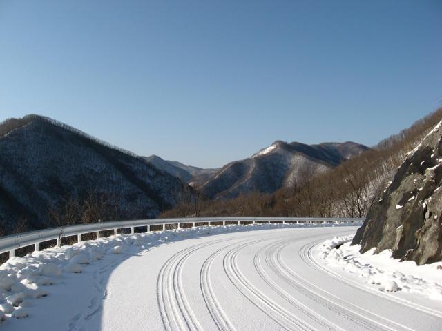 雪道のカーブ