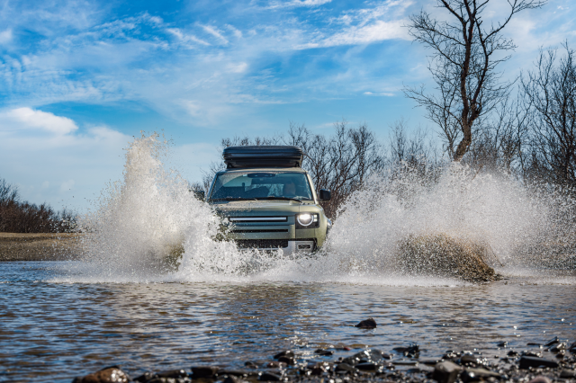 川を渡るSUV