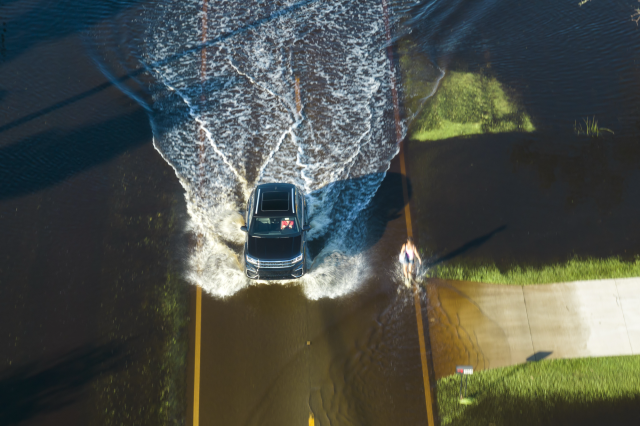 冠水した道路を走る車