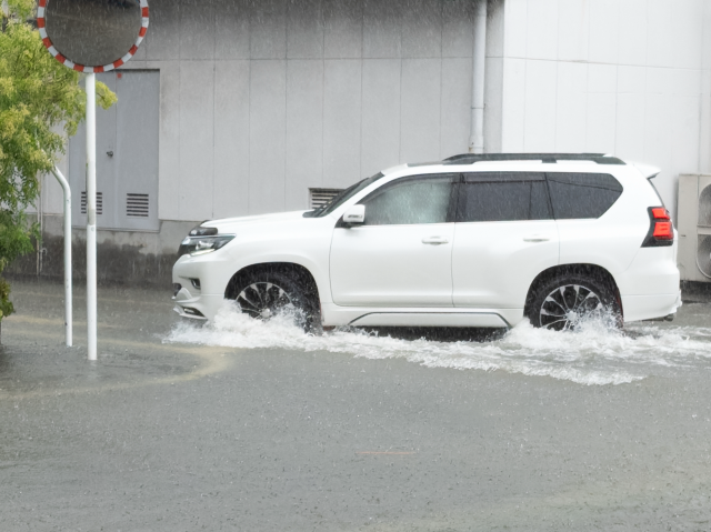 冠水した道路を走行するSUV
