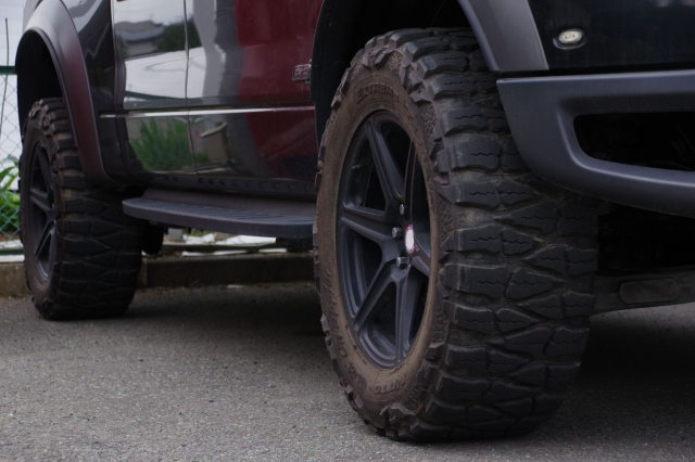 オフロード用タイヤを履いた車の足元部分