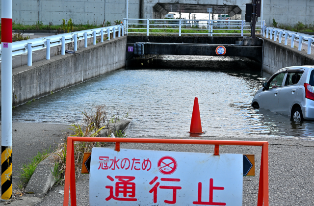 冠水し通行止めになったアンダーパス