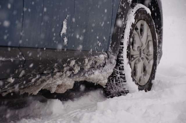 雪道を走行した車のフロントタイヤとドア下部