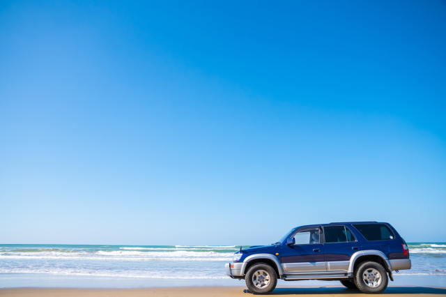 砂浜に停車するSUV