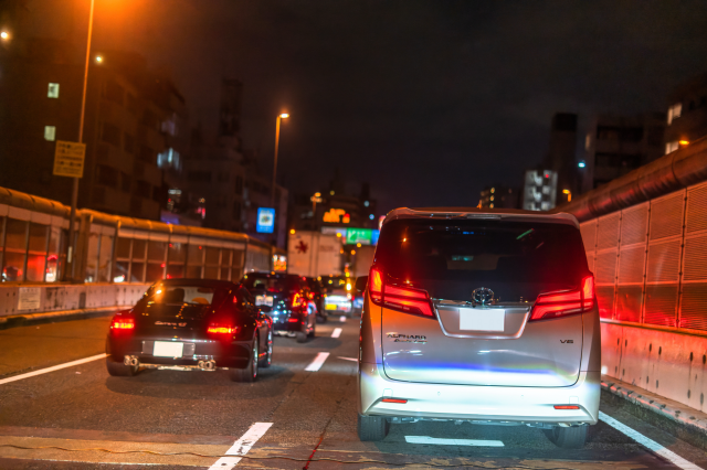 夜の首都高速の風景