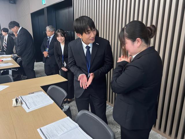 入社半年を迎えた新卒社員がさらなる成長へ!2025年新卒社員を対象にマナー研修を実施しました。