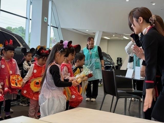 仮装した園児たちがネクステージ3店舗に来店!ハロウィンイベントに協賛しました