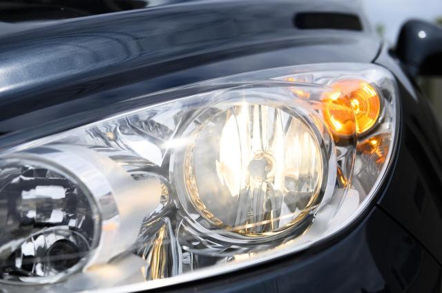 ロービームとウインカーを点灯したヘッドライト