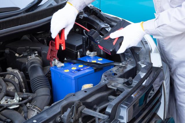 ジャンプスターターでエンジンをかける様子