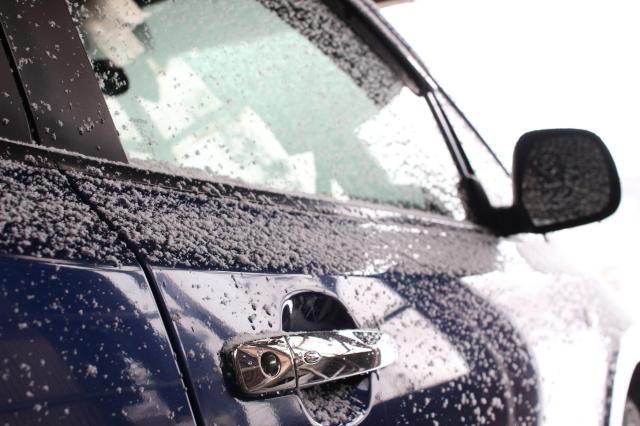 車にうっすらと雪が積もっている様子