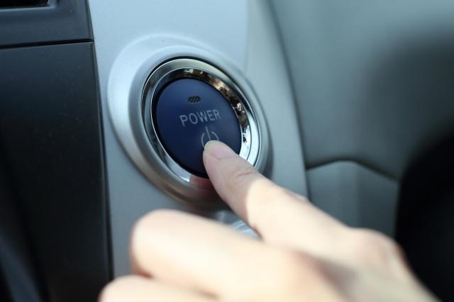 プッシュスタートボタンを押し続ける様子