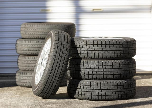 積み上げられたスタッドレスタイヤ
