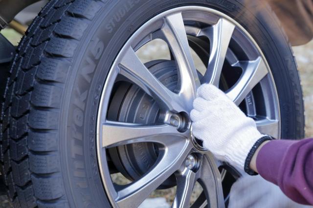 スタッドレスタイヤの寿命は何年が目安？判断基準と長持ちさせるコツ