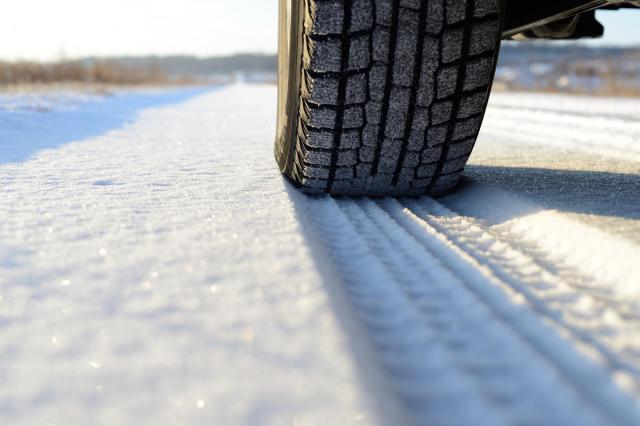 雪道を走るスタッドレスタイヤ