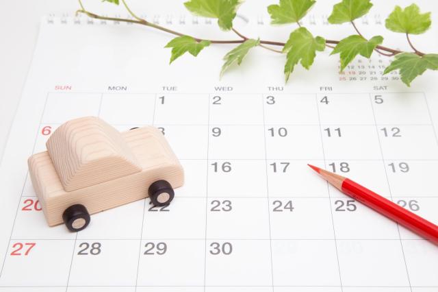 カレンダーと木製の車や赤鉛筆