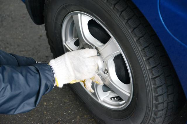 スタッドレスタイヤを装着する様子