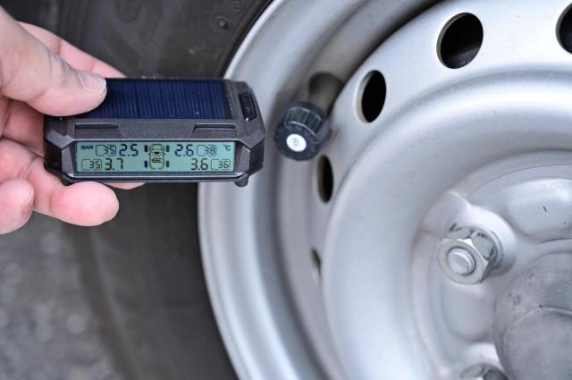 冬タイヤに装着した空気圧監視システム(TPMS)のイメージ