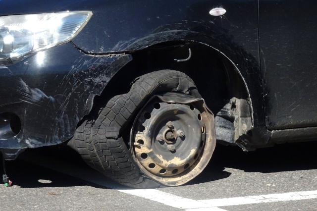 冬タイヤがバーストする様子