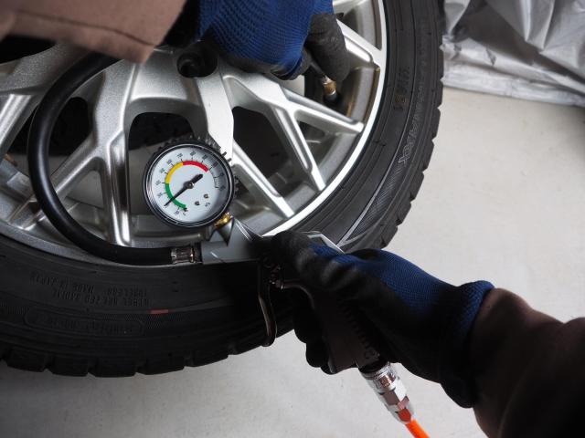 冬タイヤの空気圧を調整する様子