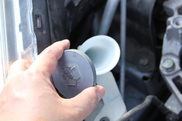ウォッシャー液の注ぎ口