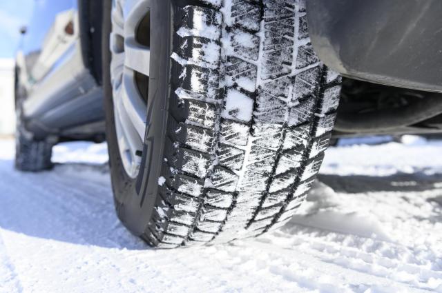 冬道に停車する車のタイヤ