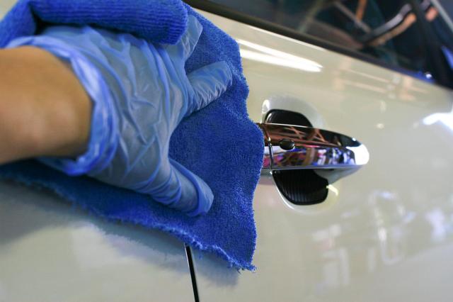 車を拭き上げる様子