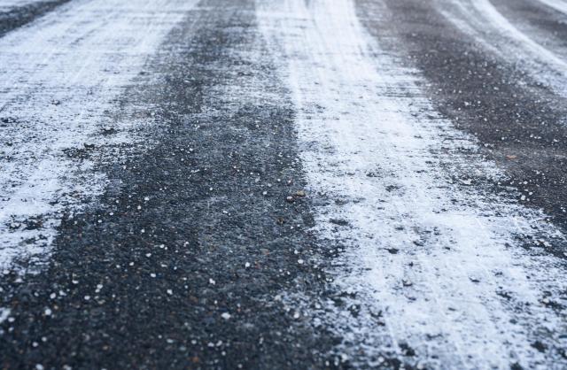 融雪剤が撒かれた雪道