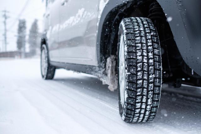 雪道を走る車