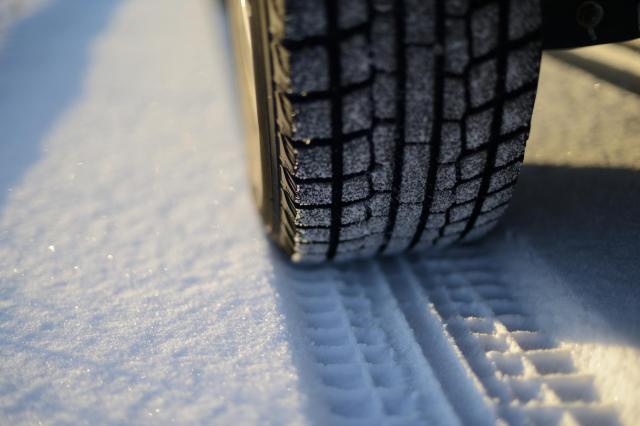 スタッドレスタイヤでも車検に通る？交換をするタイミングや寿命の目安も紹介