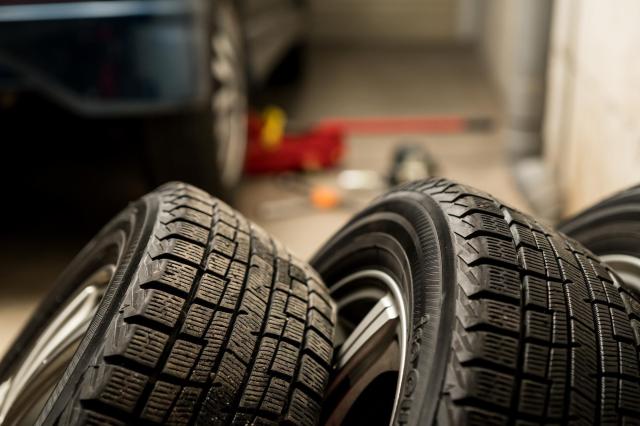 タイヤ交換中のスタッドレスタイヤ