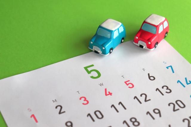カレンダーと2つのミニカー