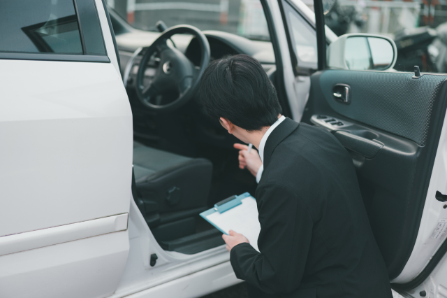 車の内装をチェックする男性