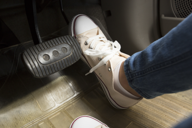 アクセルを踏むと異音がする症状と原因は?対処法や修理費用を解説