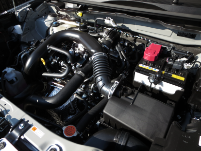 車のアクセルを踏むとガタガタ振動する理由は？原因や対処法を解説