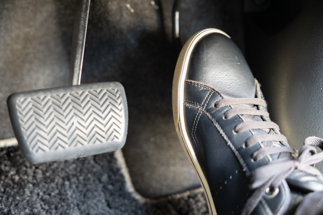 アクセルペダルを踏む足