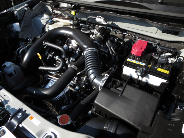 車のアクセルを踏むとガタガタ振動する理由は?原因や対処法を解説