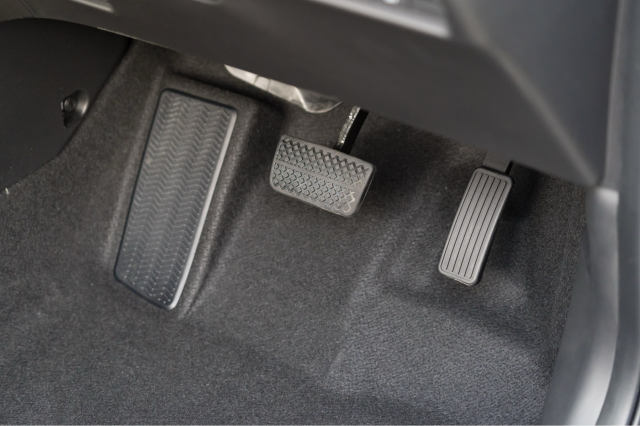 車の運転席のペダル