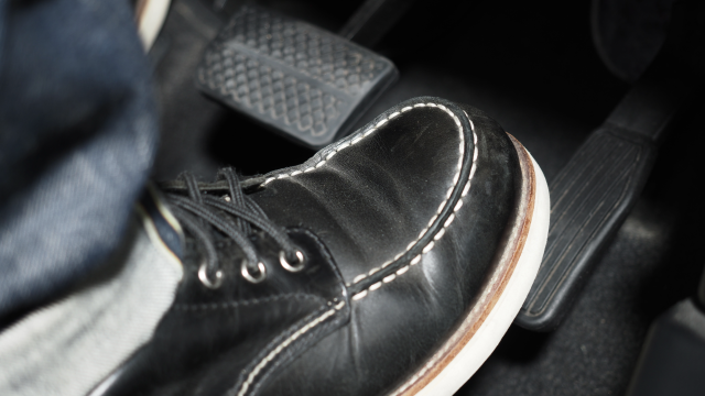 アクセルペダルを踏む足