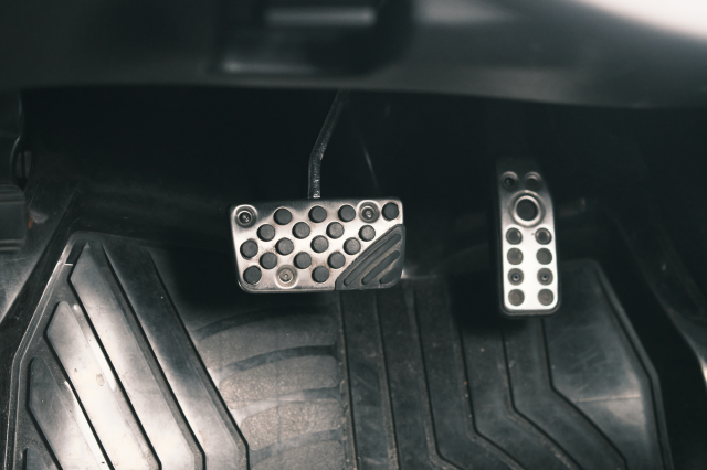 車のブレーキの効きが悪い場合の原因と対処法は?修理費用の目安も解説