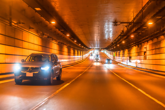 高速道路のトンネルを走行する車