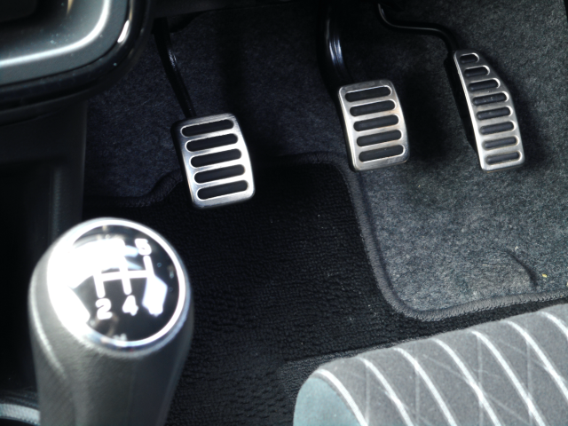 マニュアル車のシフトレバーとペダル