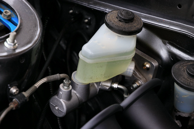 ブレーキマスターシリンダーの故障で現れる症状は?修理の時期や費用も解説