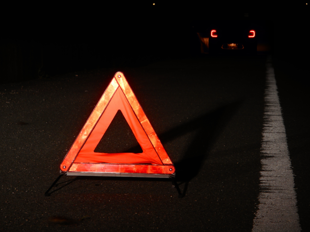 夜の三角停止表示板と故障車