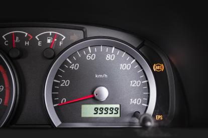 ABSランプのつきっぱなしは危険？原因や走行可否、修理費用まで解説