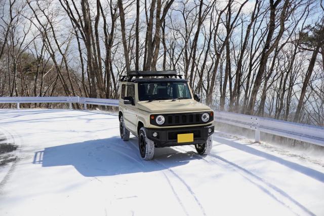 雪道を走るジムニー