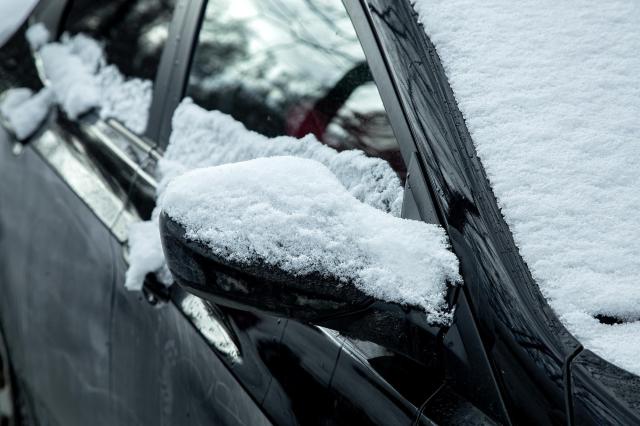 雪が積もった車のミラー