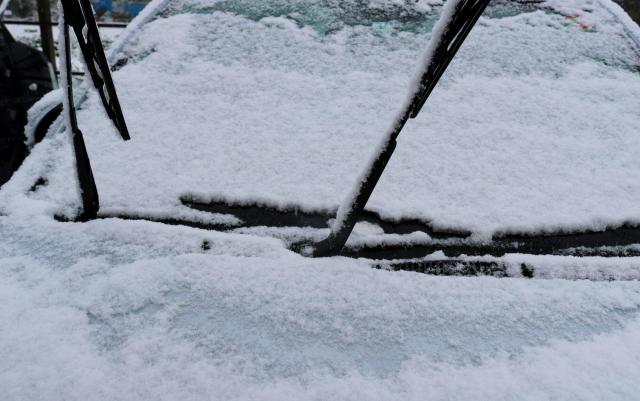 ワイパーを立てた状態で雪が積もった車