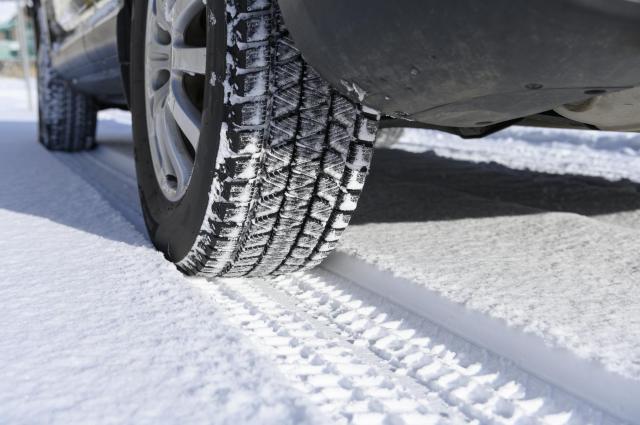 雪道に停車する車のタイヤ