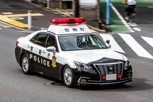 車の構造変更をしておらず、警察に追われるデメリットをイメージ