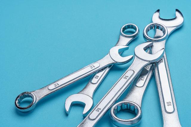 青い背景に置かれた工具